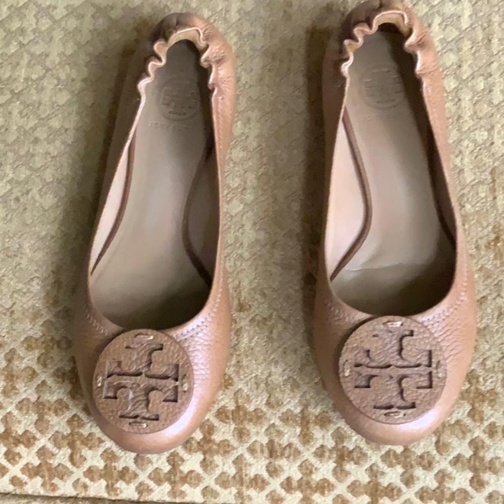 TORY BURCH Reva Logo Ballet Flats Pebbled Leather, tan. Size 8.5